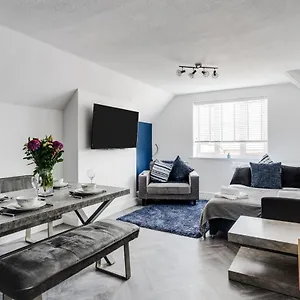 St David's - Stylish 2 Bed Apartment, Free Parking, Close To Lytham St Annes
